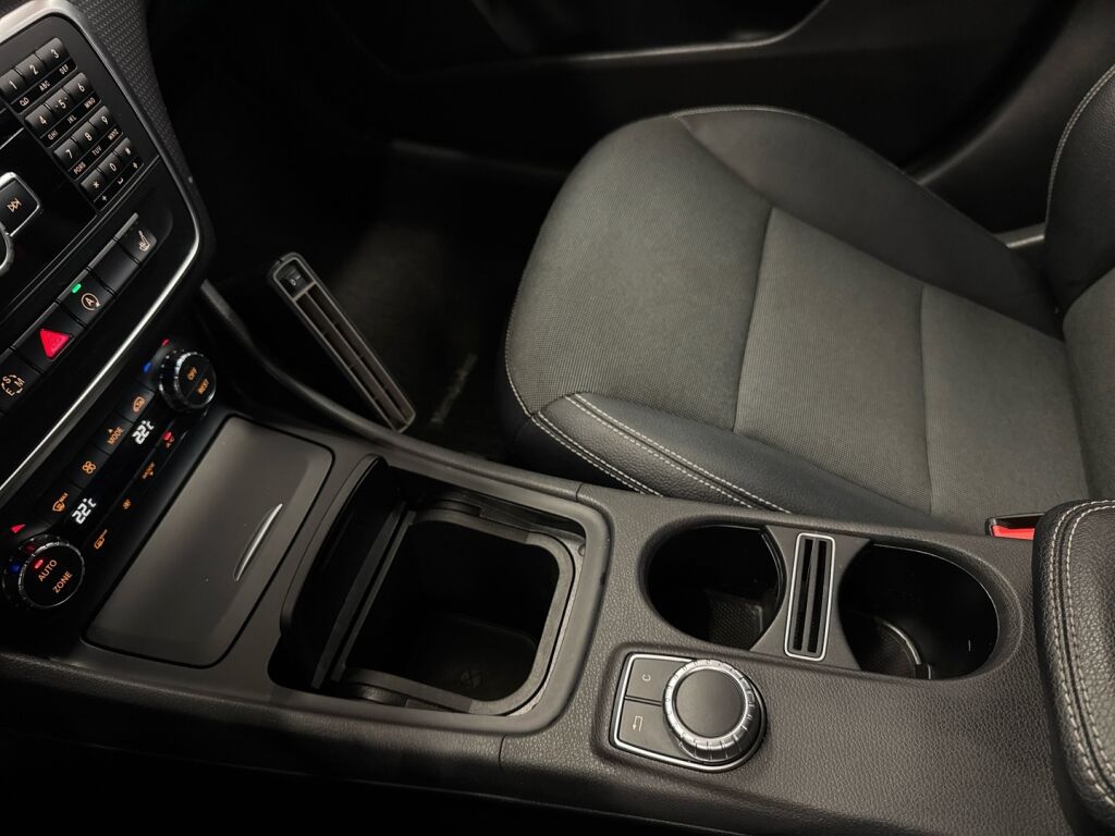 Mercedes-Benz A 2015 Musta