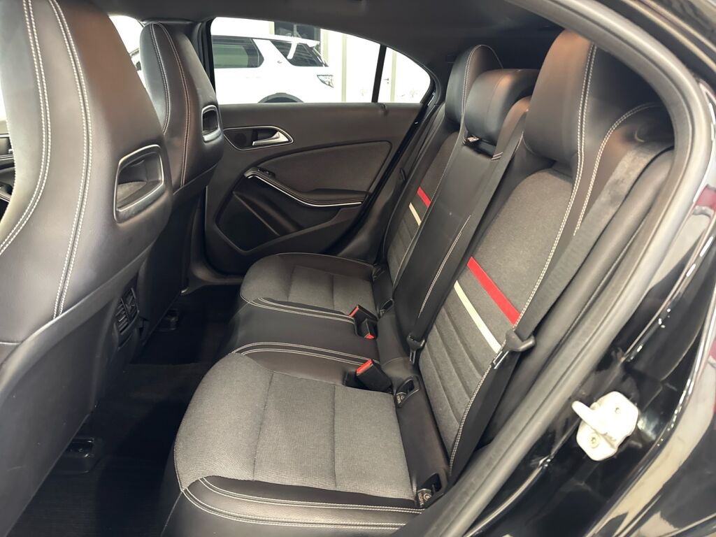 Mercedes-Benz A 2015 Musta