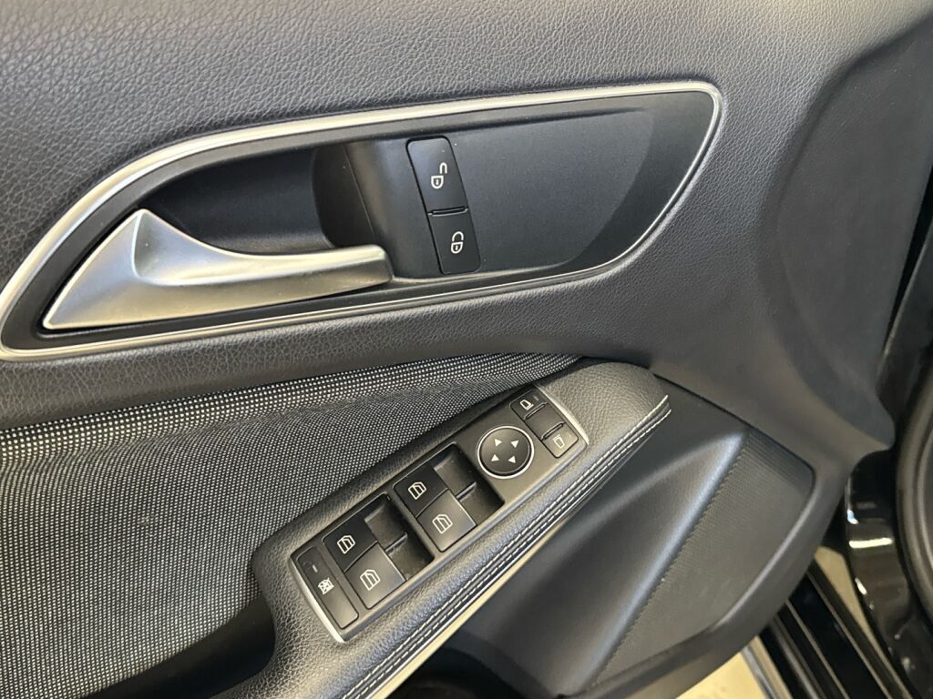 Mercedes-Benz A 2015 Musta