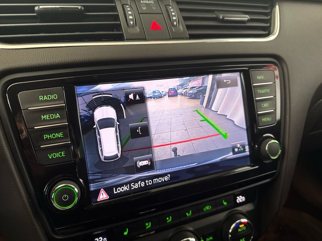 Skoda Octavia 2015 Musta