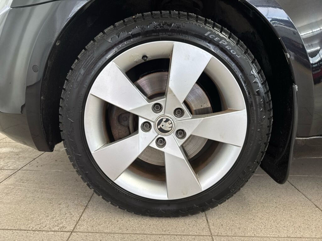 Skoda Octavia 2015 Musta