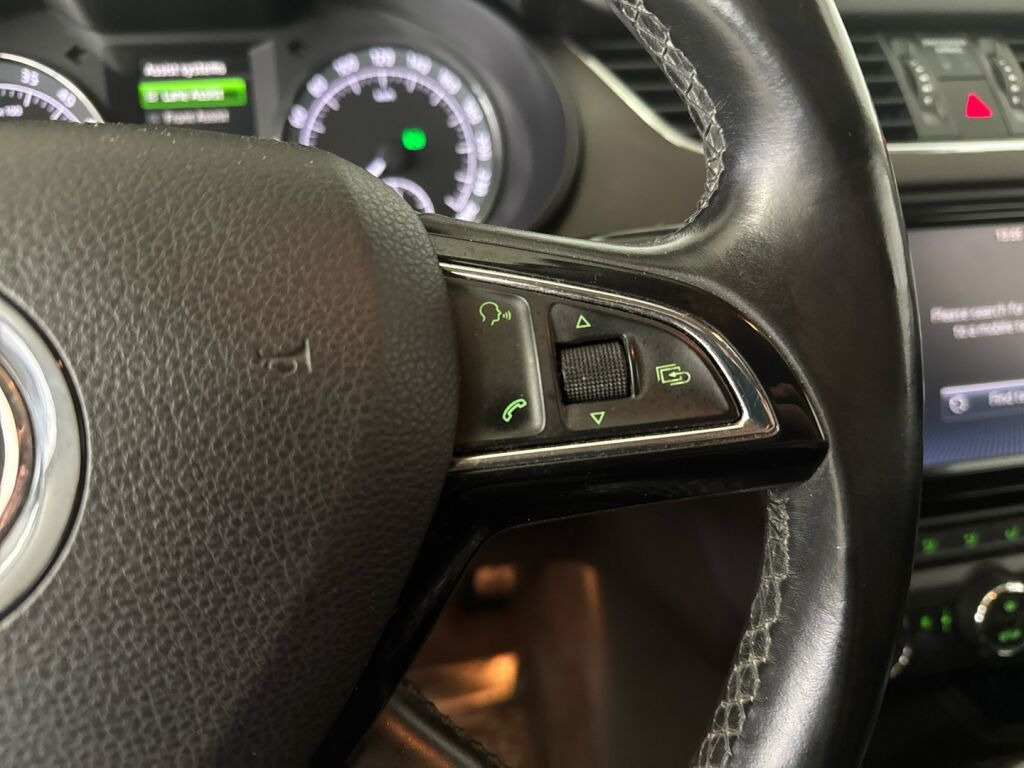 Skoda Octavia 2015 Musta