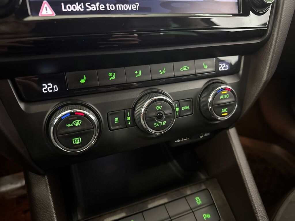 Skoda Octavia 2015 Musta