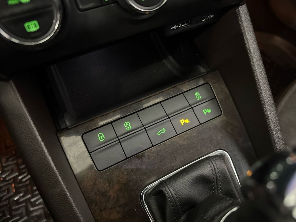 Skoda Octavia 2015 Musta