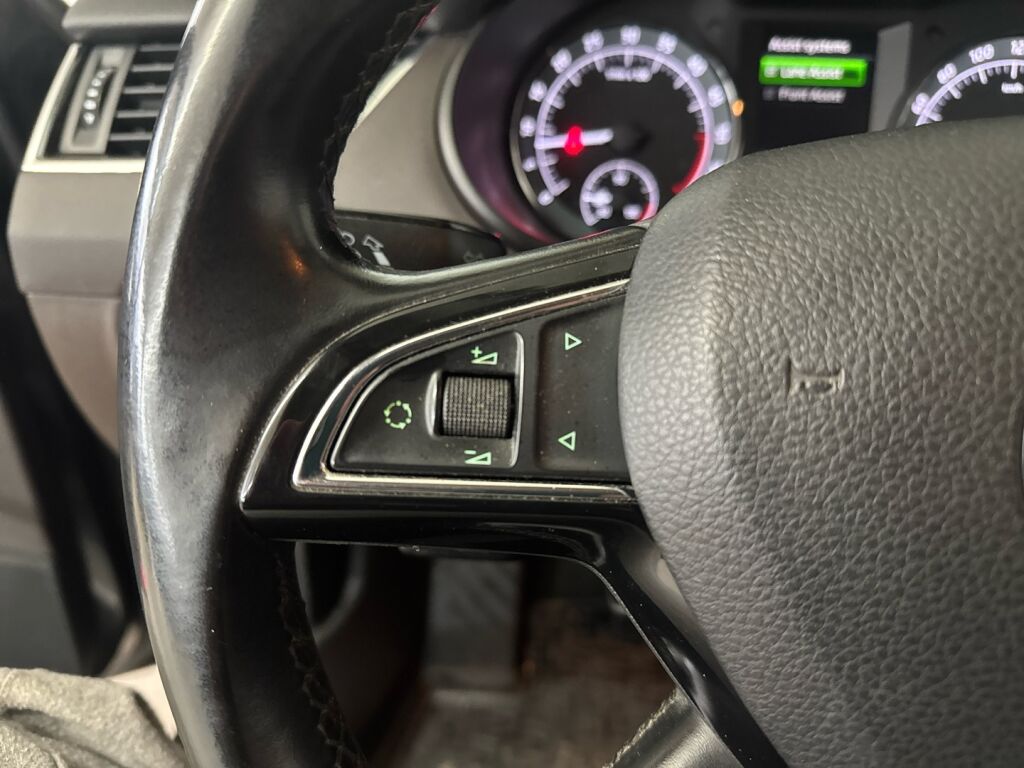 Skoda Octavia 2015 Musta