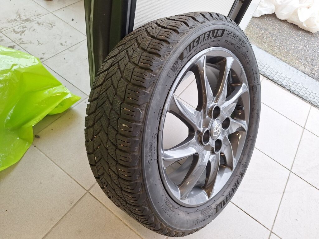 Toyota Yaris 2015 Ruskea (beige)