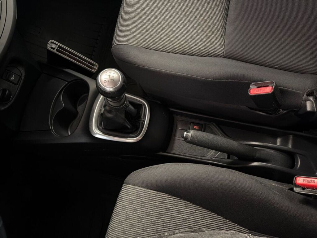 Toyota Yaris 2015 Ruskea (beige)