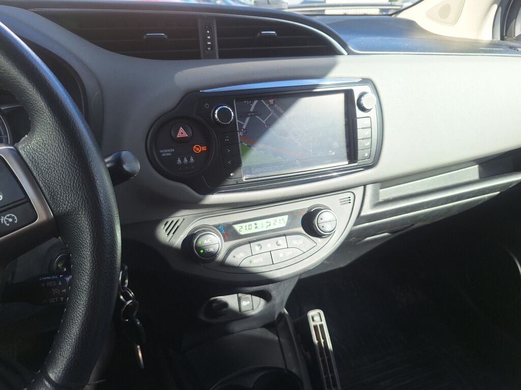 Toyota Yaris 2015 Ruskea (beige)
