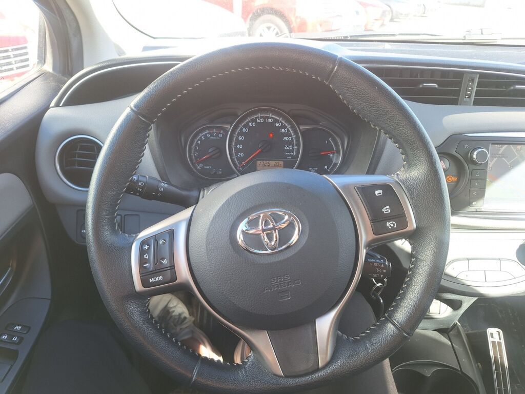 Toyota Yaris 2015 Ruskea (beige)