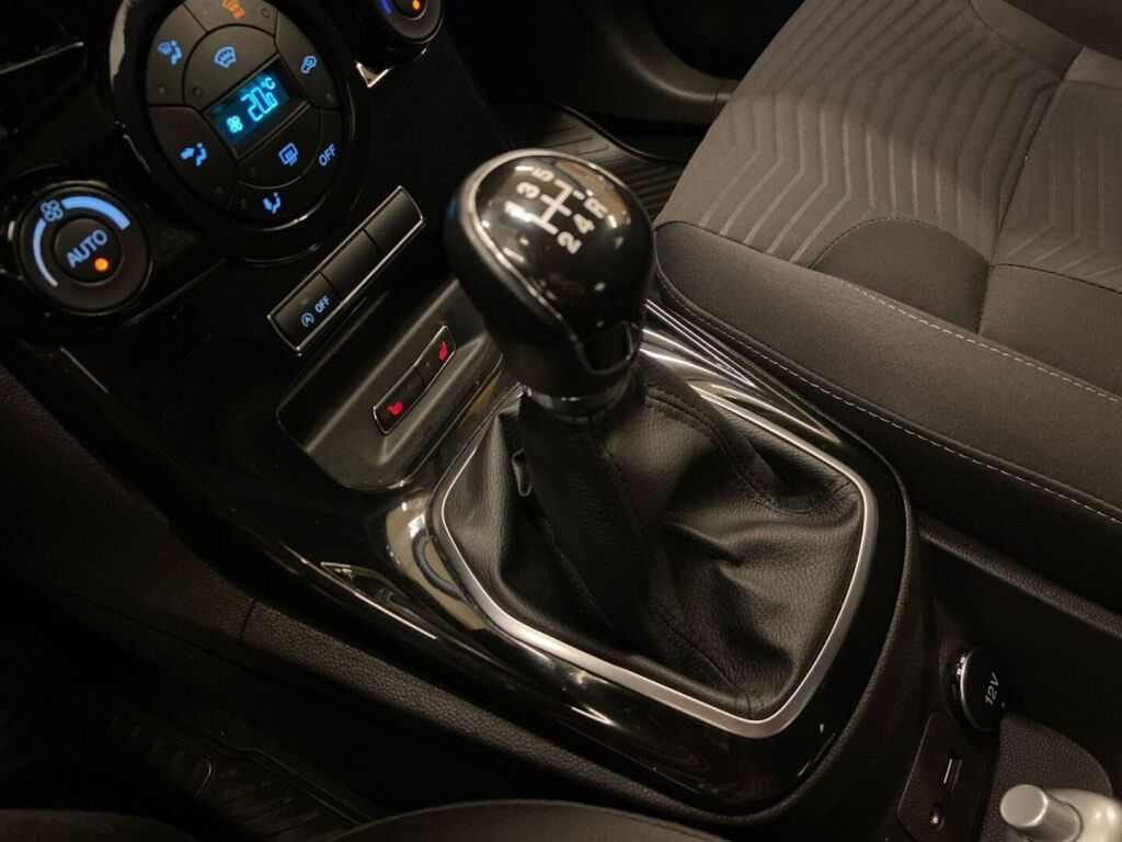 Ford Fiesta 2015 Musta