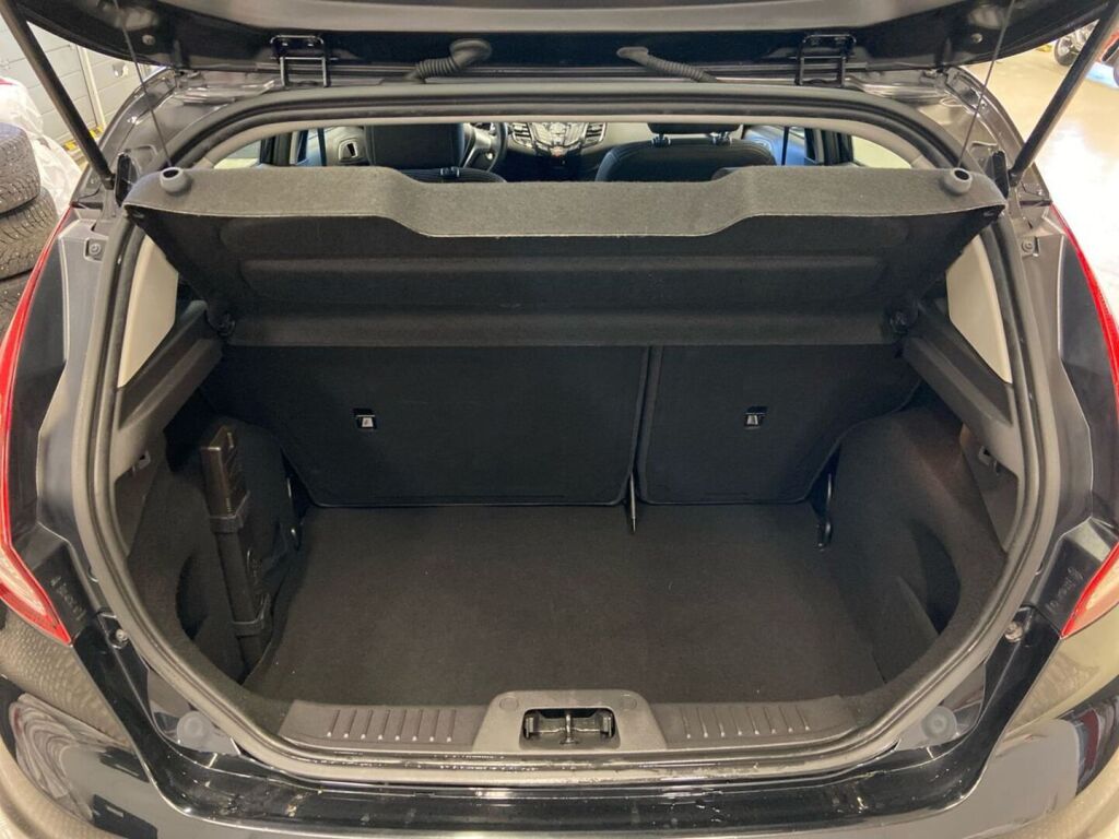 Ford Fiesta 2015 Musta