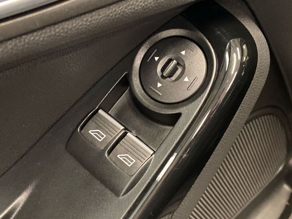Ford Fiesta 2015 Musta