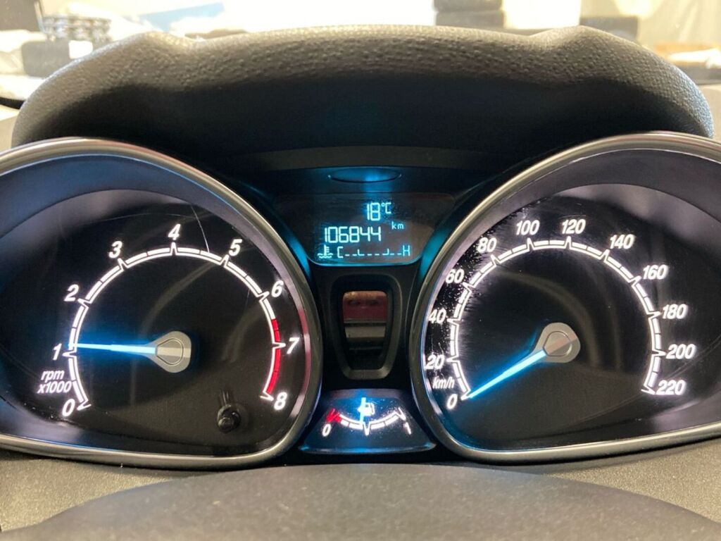 Ford Fiesta 2015 Musta