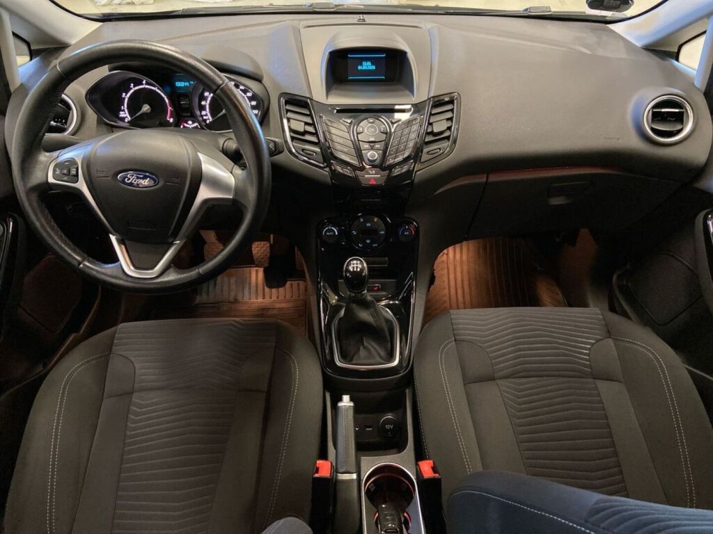 Ford Fiesta 2015 Musta