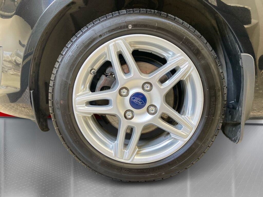 Ford Fiesta 2015 Musta