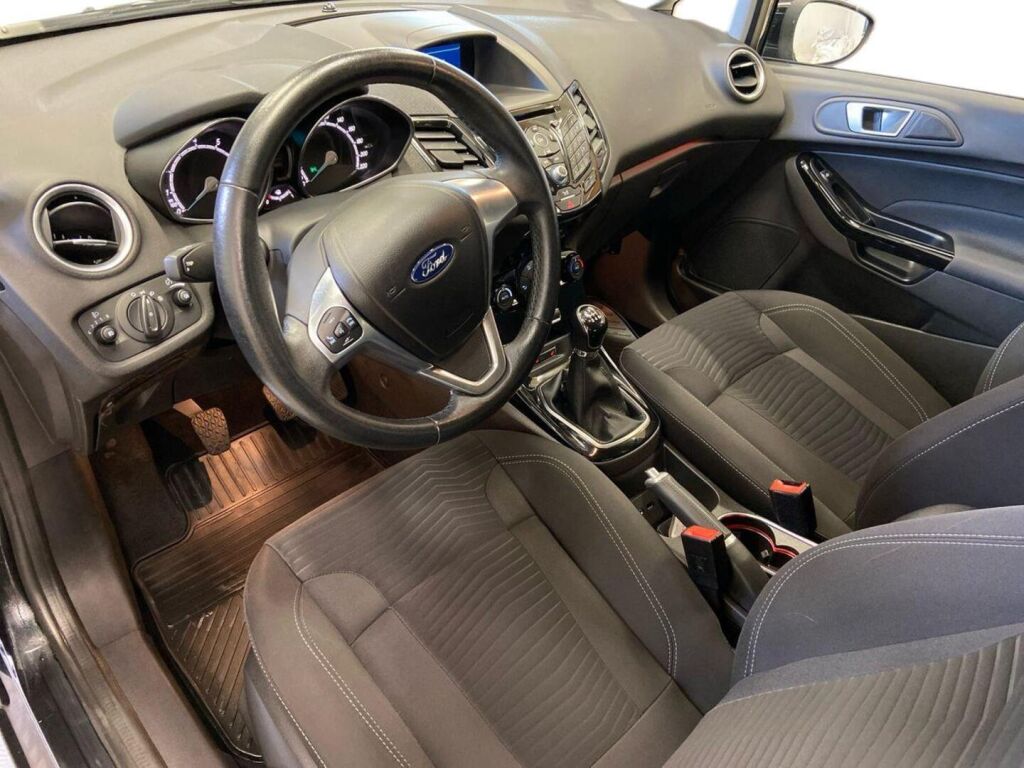 Ford Fiesta 2015 Musta
