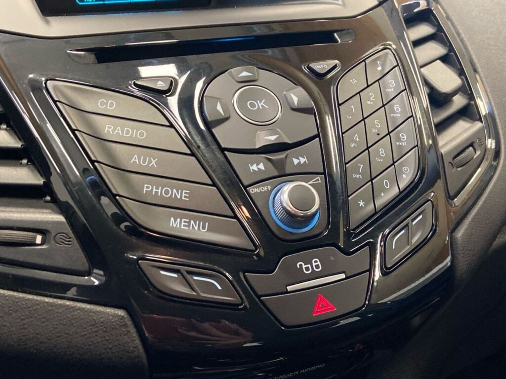 Ford Fiesta 2015 Musta
