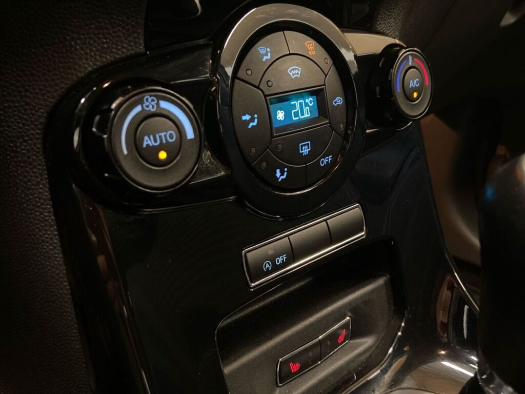 Ford Fiesta 2015 Musta