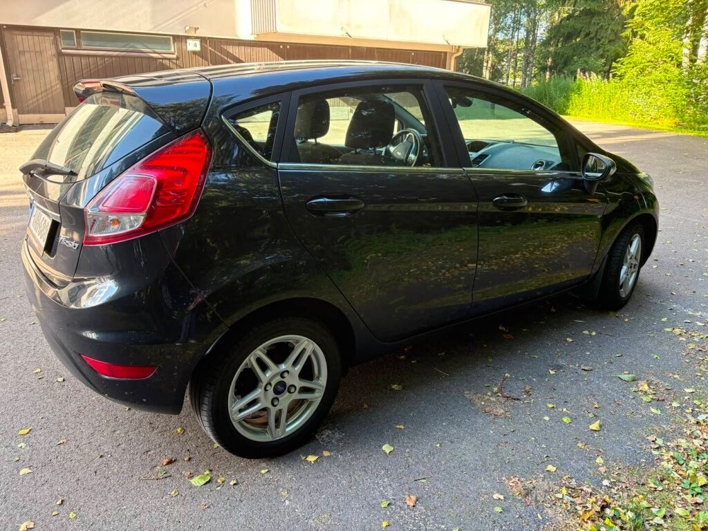 Ford Fiesta 2015 Musta