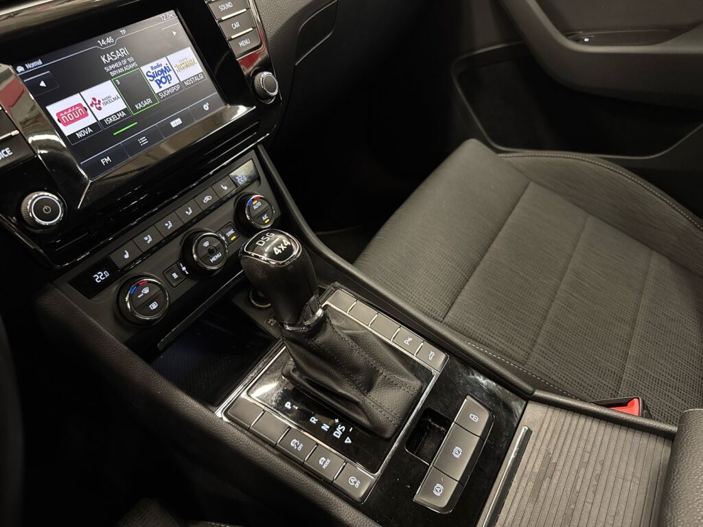 Skoda Superb 2016 Musta