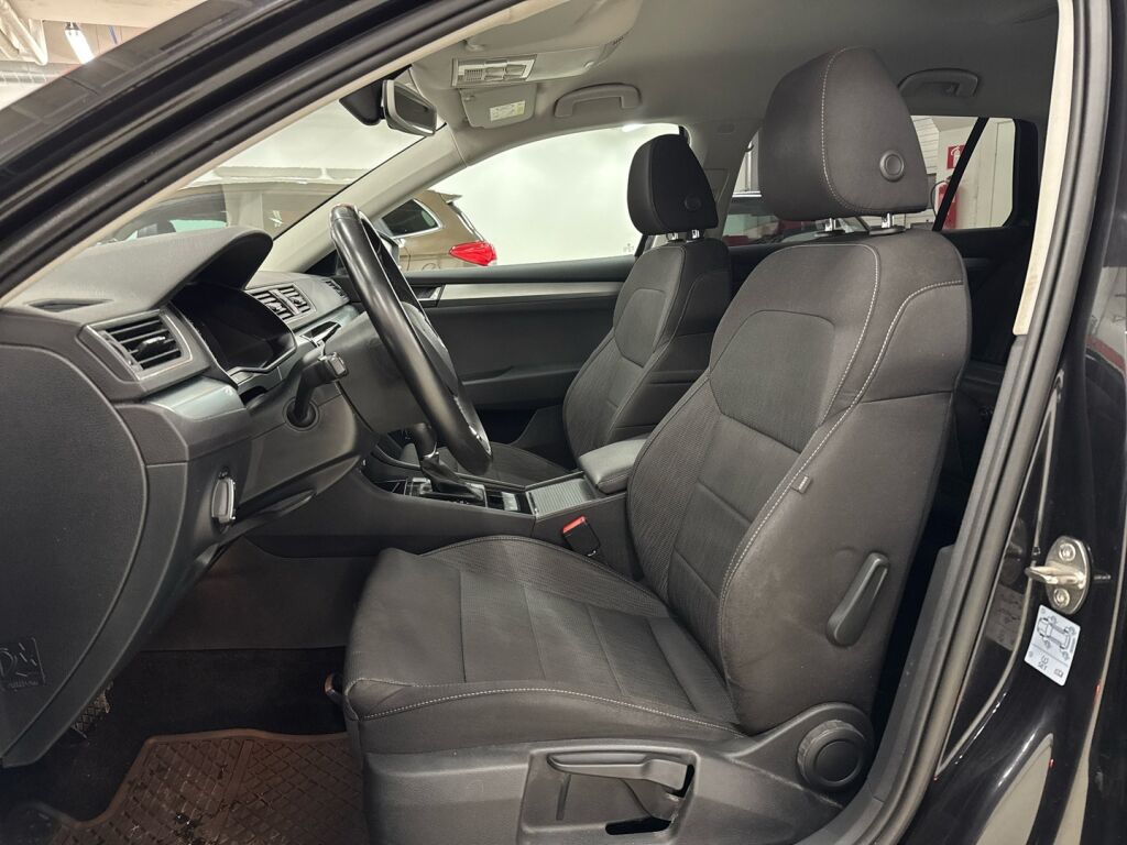 Skoda Superb 2016 Musta