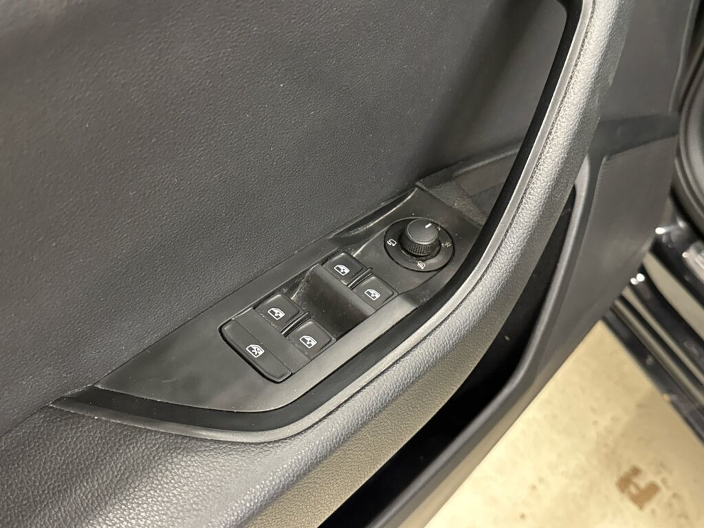 Skoda Superb 2016 Musta