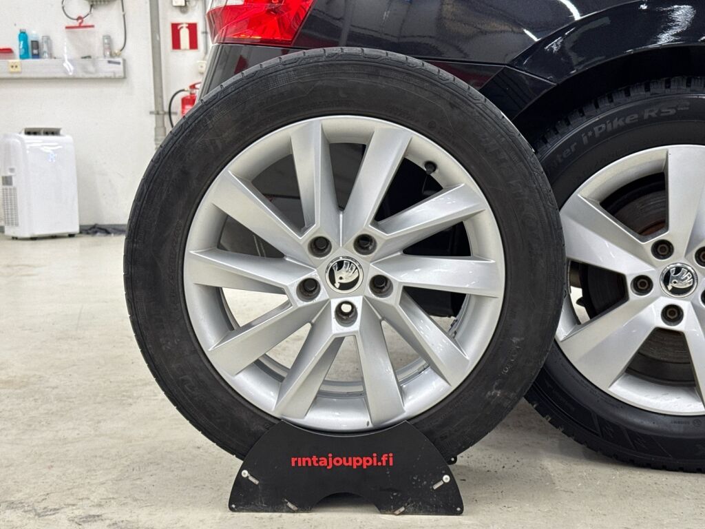 Skoda Superb 2016 Musta