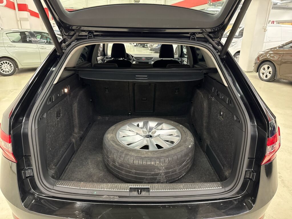 Skoda Superb 2016 Musta