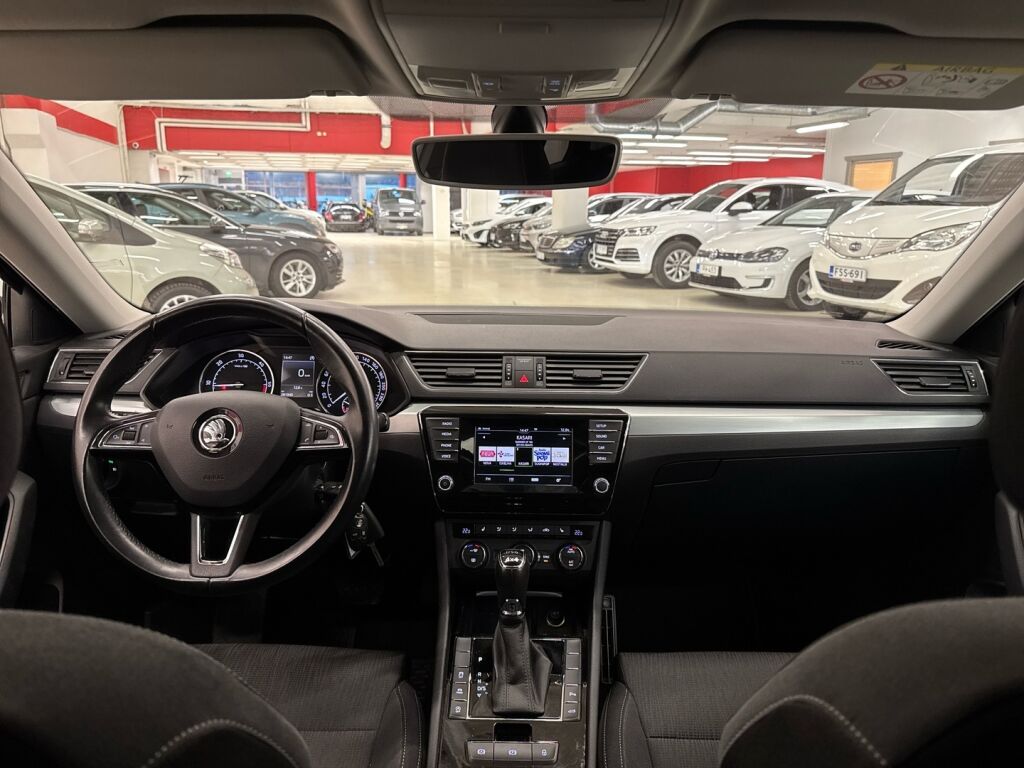 Skoda Superb 2016 Musta