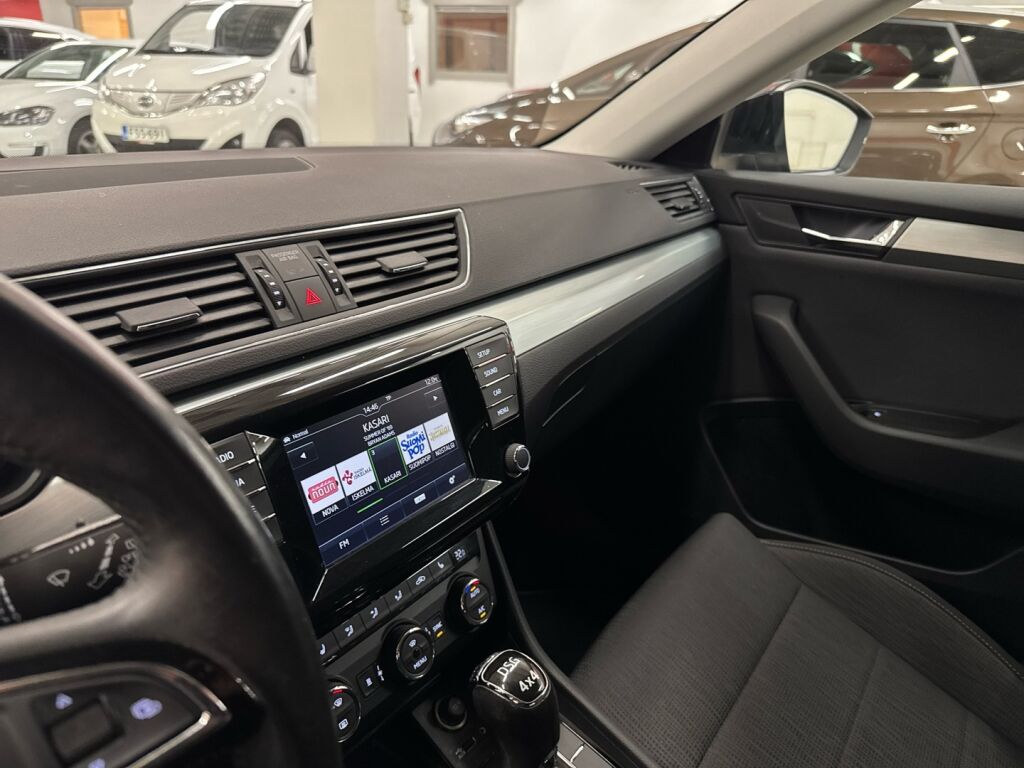 Skoda Superb 2016 Musta