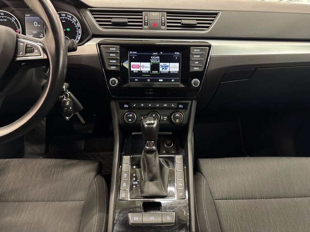 Skoda Superb 2016 Musta