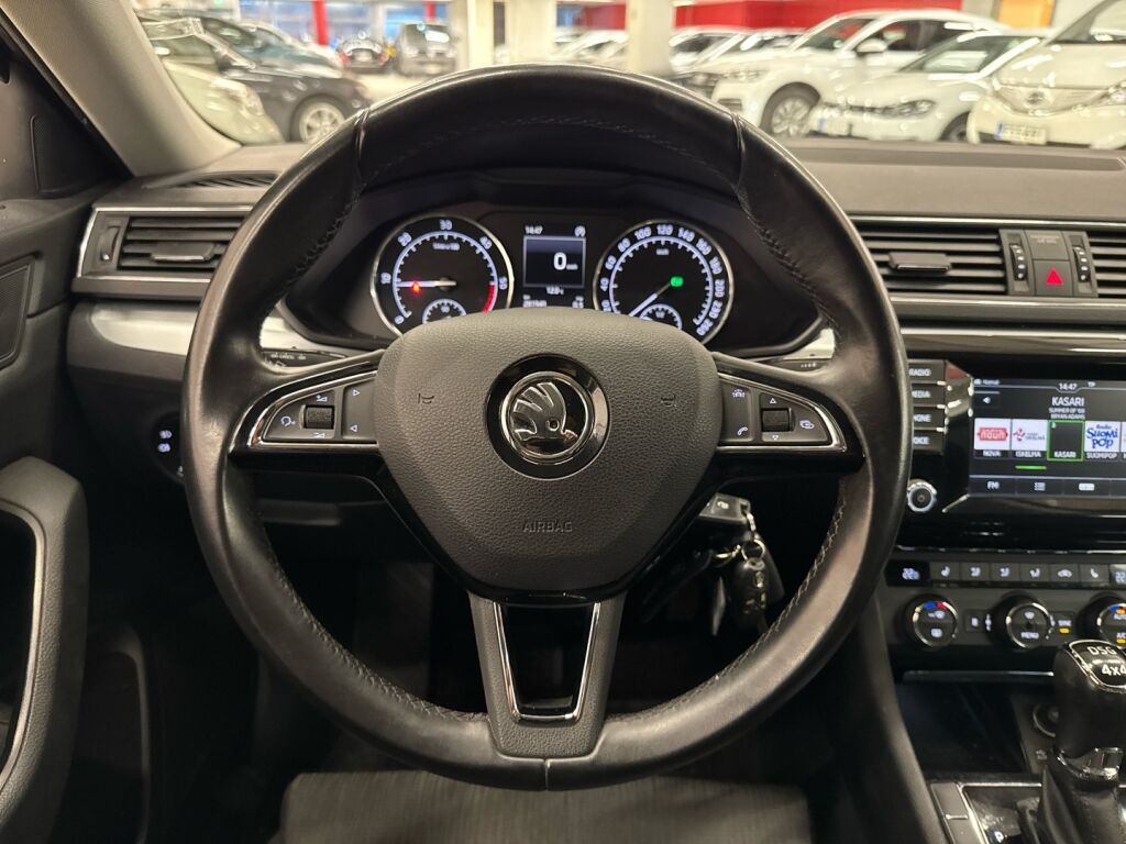 Skoda Superb 2016 Musta