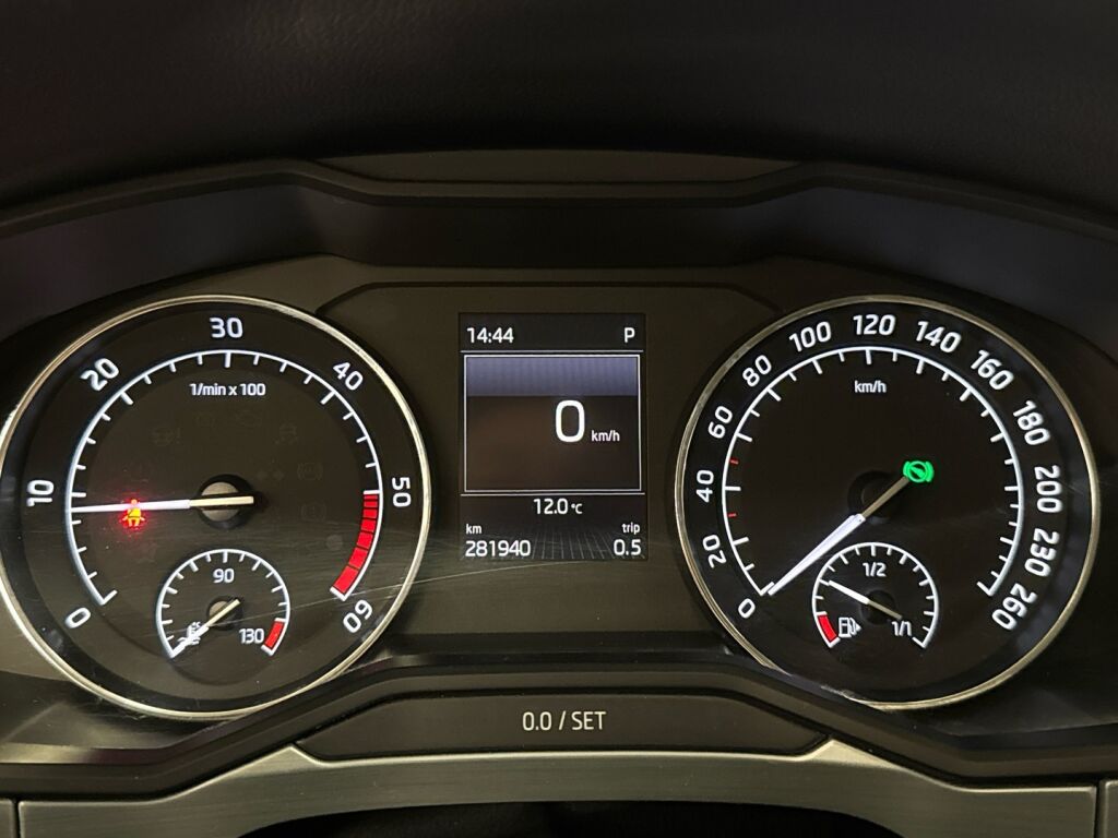 Skoda Superb 2016 Musta