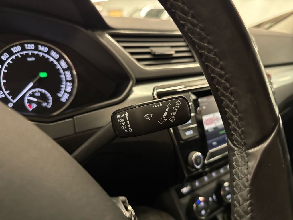 Skoda Superb 2016 Musta