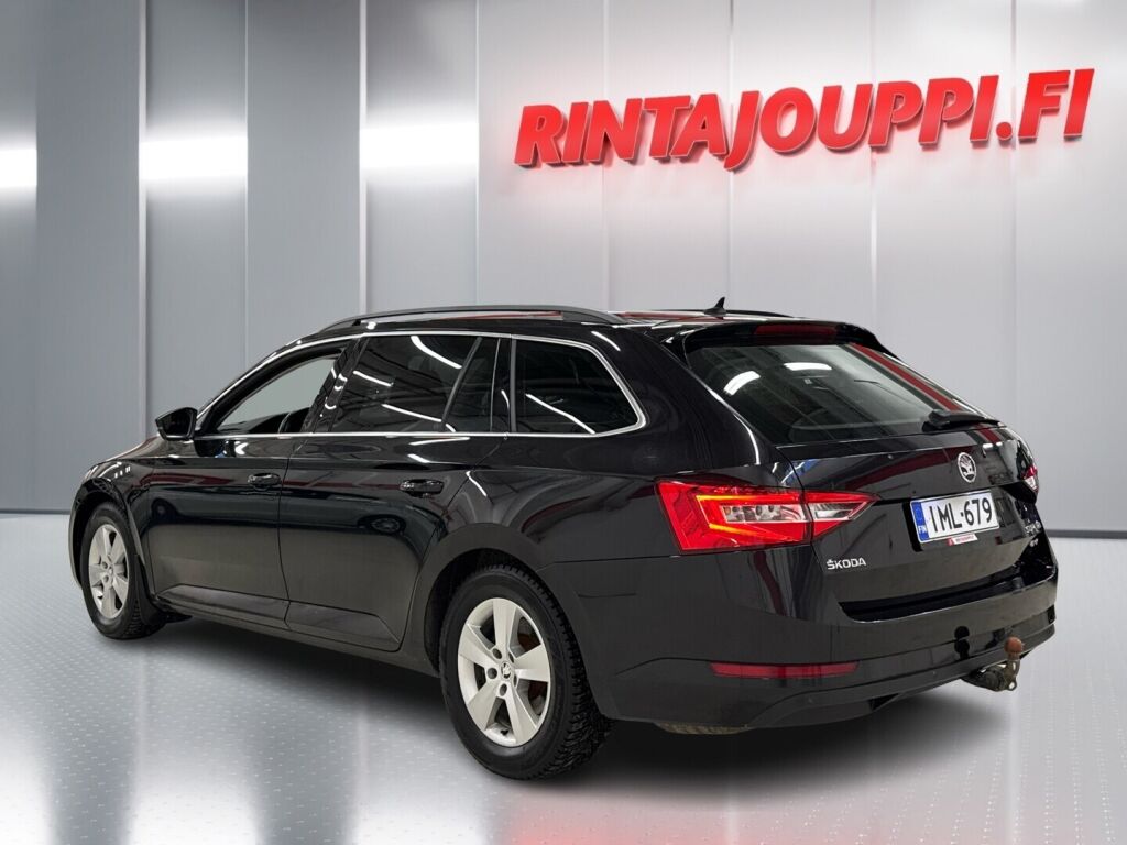 Skoda Superb 2016 Musta