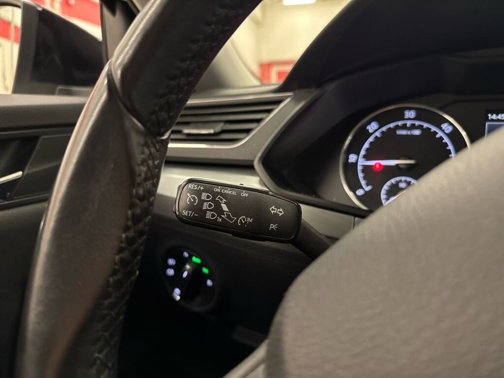 Skoda Superb 2016 Musta