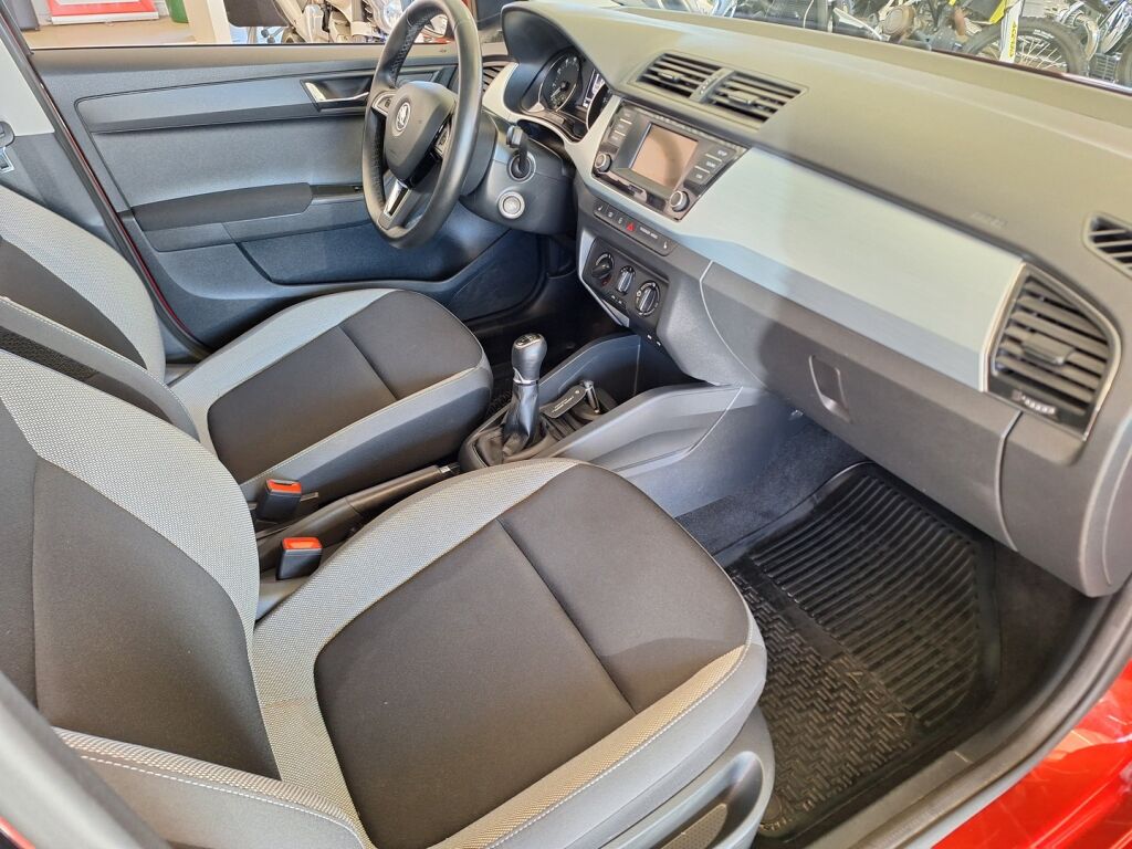 Skoda Fabia 2016 Punainen