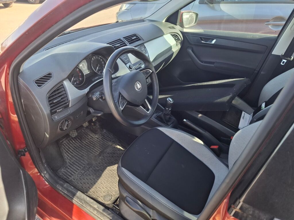 Skoda Fabia 2016 Punainen