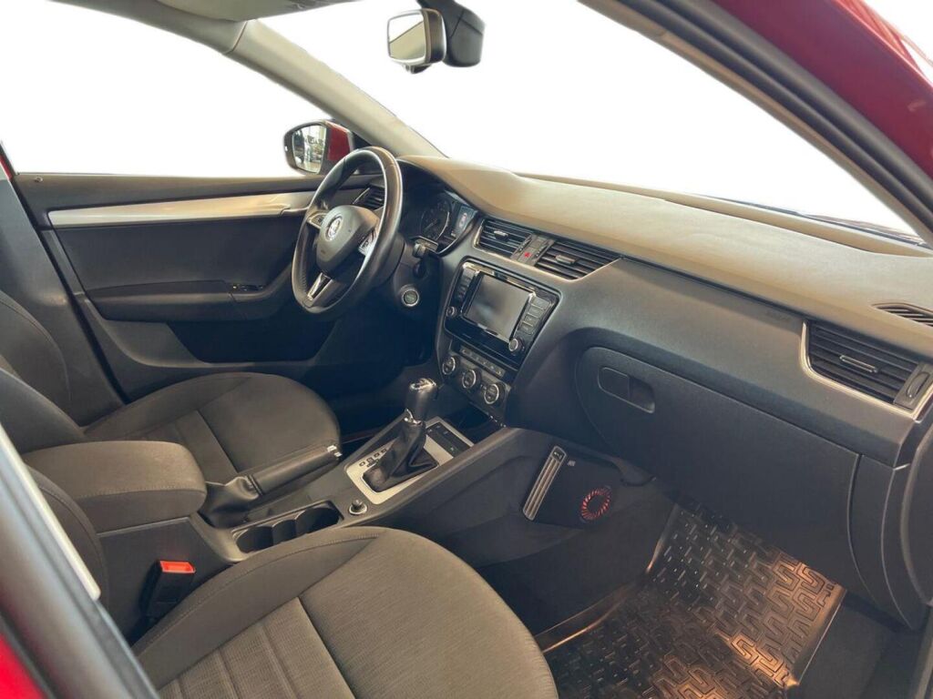 Skoda Octavia 2016 Punainen