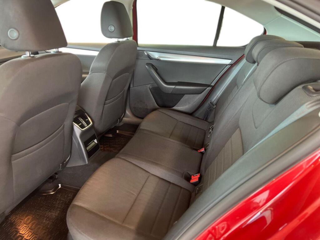 Skoda Octavia 2016 Punainen
