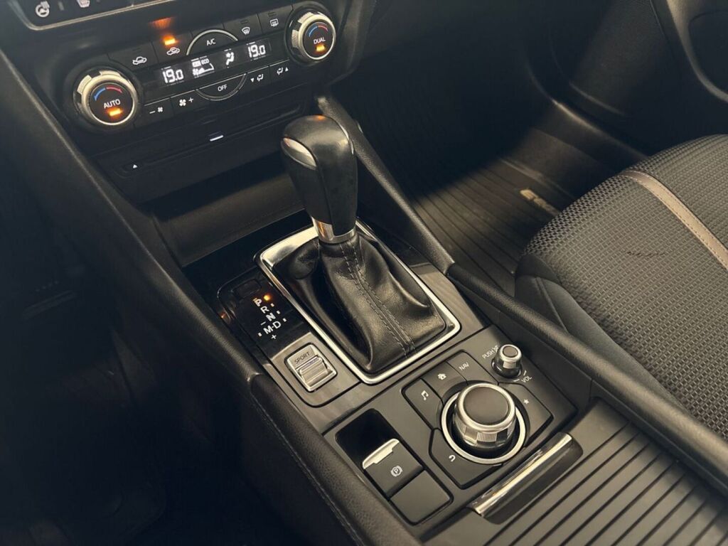 Mazda Mazda3 2017 Punainen
