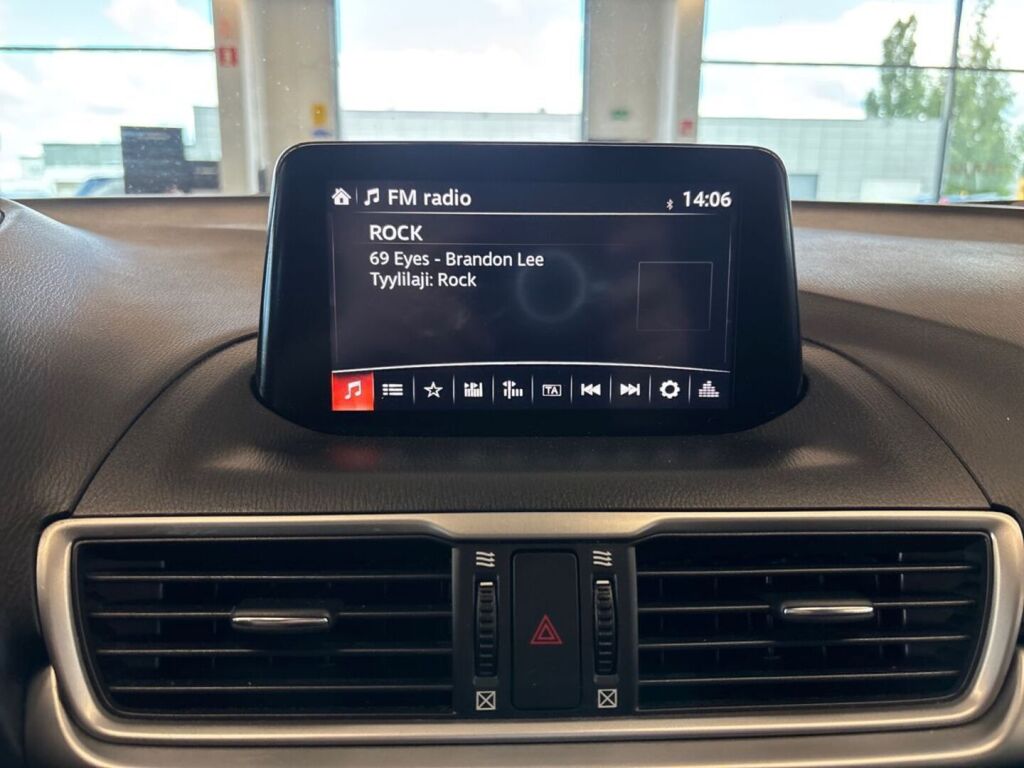 Mazda Mazda3 2017 Punainen