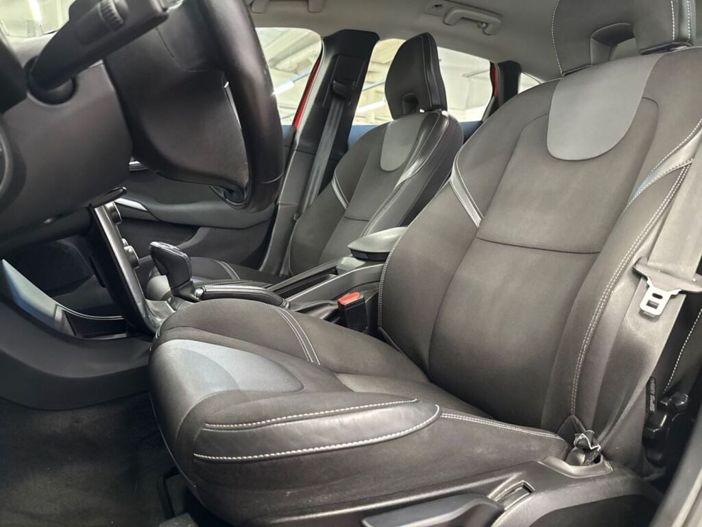 Volvo V40 2016 Punainen
