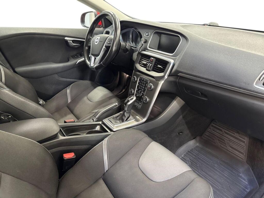 Volvo V40 2016 Punainen