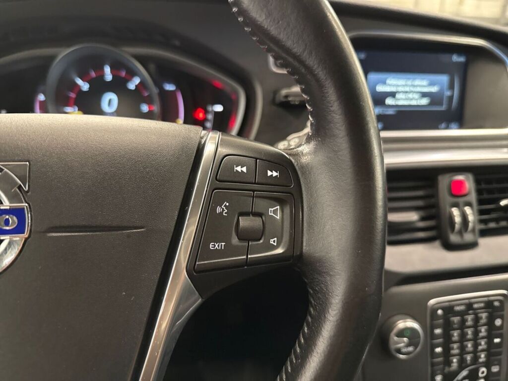 Volvo V40 2016 Punainen