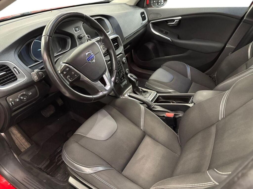 Volvo V40 2016 Punainen