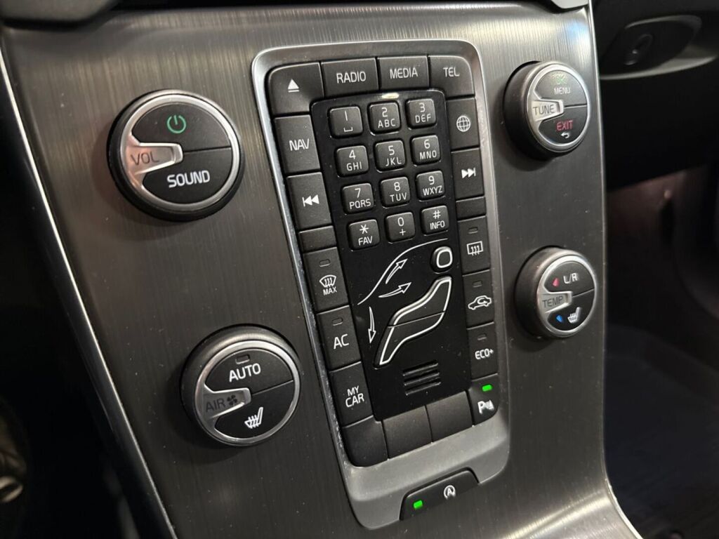 Volvo V40 2016 Punainen