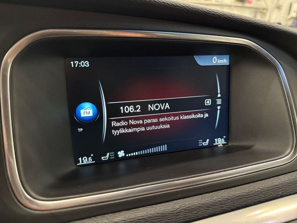 Volvo V40 2016 Punainen