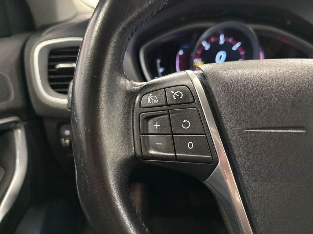 Volvo V40 2016 Punainen