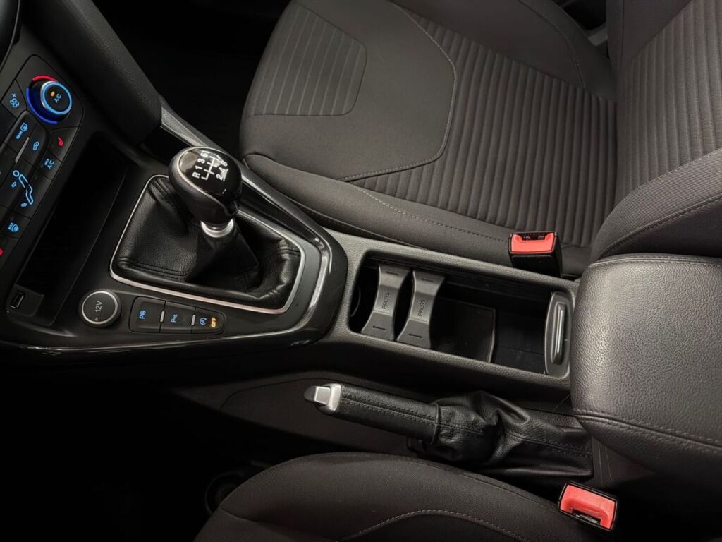 Ford Focus 2016 Harmaa